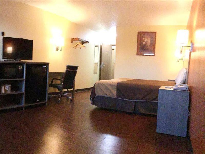 Rodeway Inn Moriarty Bagian luar foto