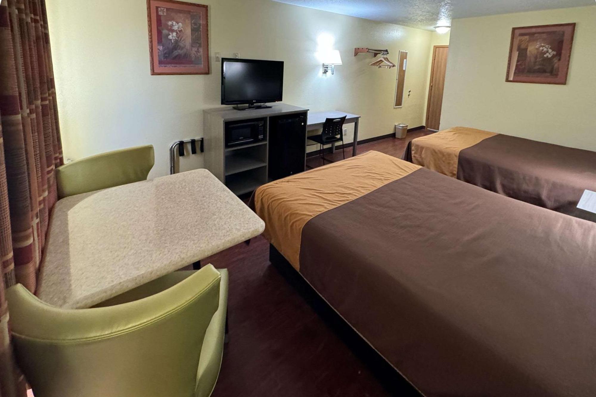 Rodeway Inn Moriarty Bagian luar foto