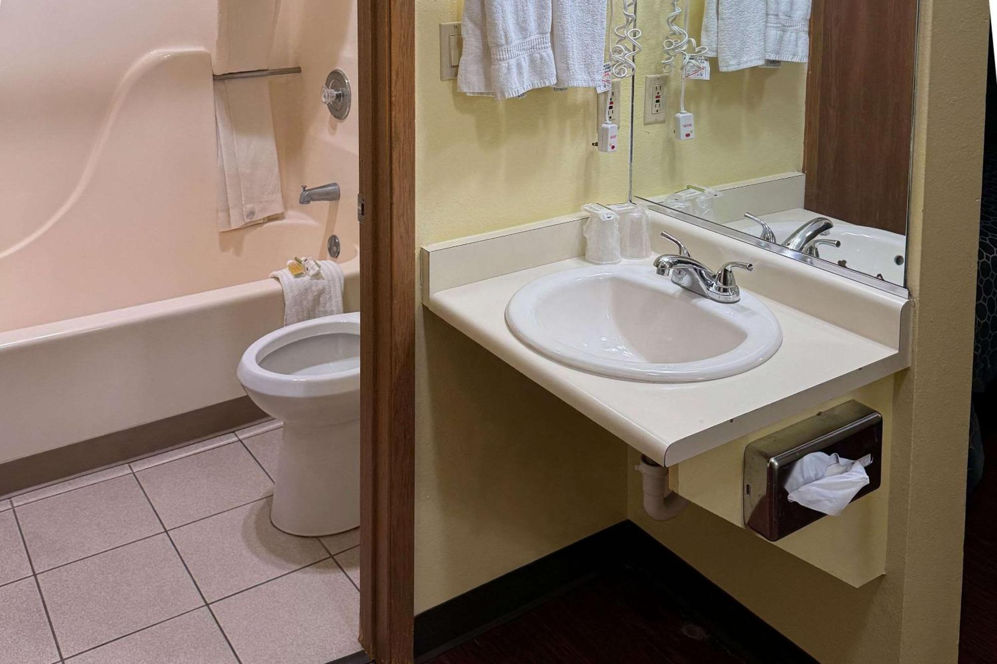 Rodeway Inn Moriarty Bagian luar foto